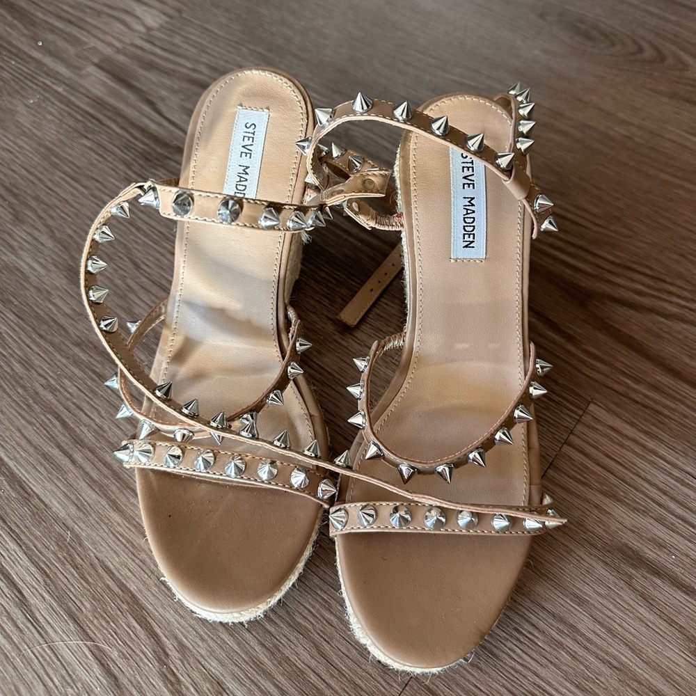 Steve Madden spiked pump